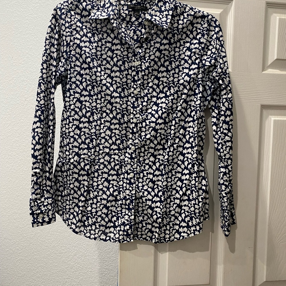 Banana Republic women’s long sleeve, button down shirt. Black and white